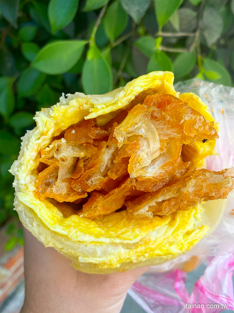 飄香超過一甲子的油炸鬼!台南這家油條超熱門，晚來吃不到「府連東路37號手工肉包饅頭」｜府連東路無名早點｜台南早餐推薦｜燒餅油條