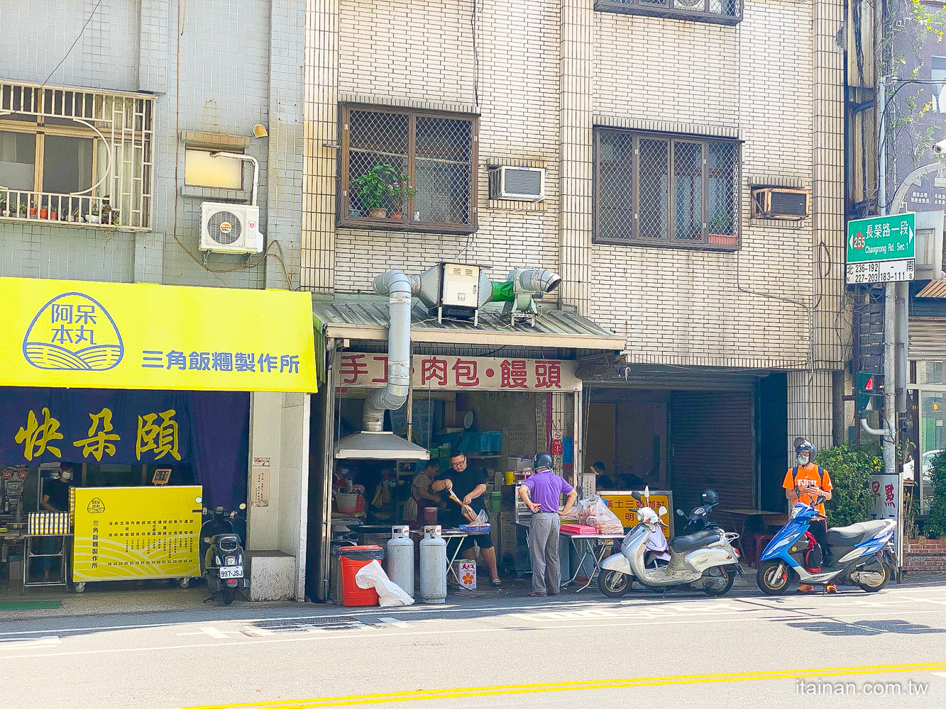 飄香超過一甲子的油炸鬼!台南這家油條超熱門，晚來吃不到「府連東路37號手工肉包饅頭」｜府連東路無名早點｜台南早餐推薦｜燒餅油條