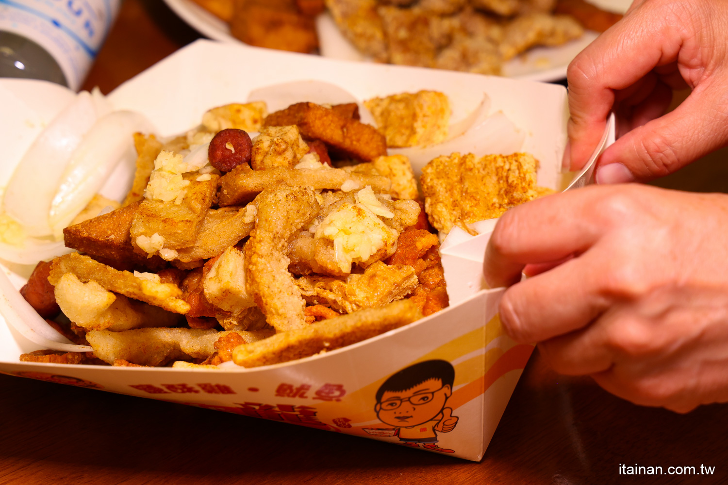 澎湖宵夜吃這家，超人氣排隊鹽酥雞!脆皮大腸頭、雞皮、限量帶骨雞肉、招牌炸魷魚必點，獨家專利紙盒一拆就變盤子好方便「龍鹽酥雞」澎湖案山店｜正好吃-龍鹽酥雞