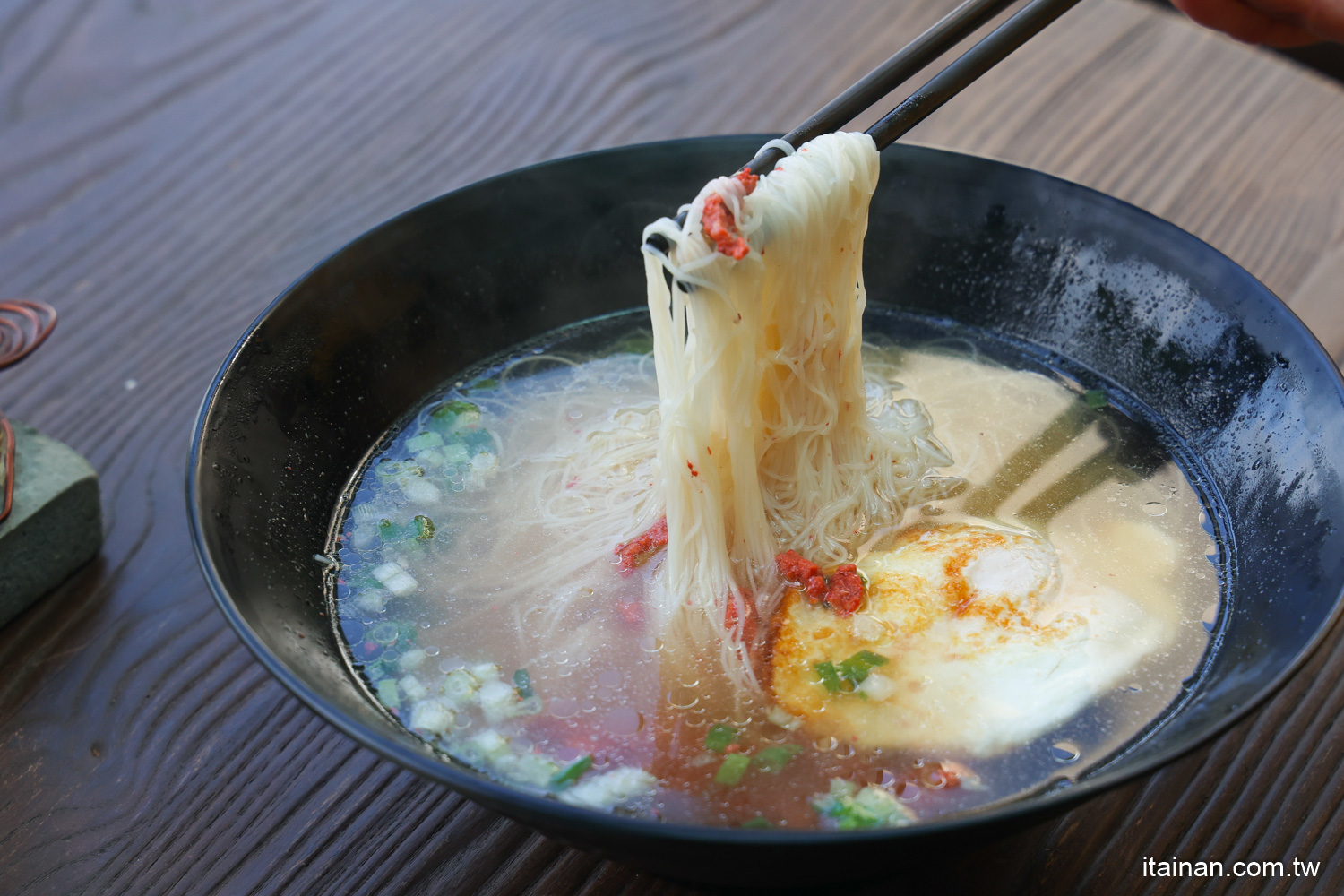 【馬祖東引、景點美食】有沒有搞錯?在遊客中心裡面吃老酒麵線馬祖漢堡?絕美海景+經典馬祖道地風味小吃+旅遊資訊「東引遊客中心」、「北緯26度咖啡廳」