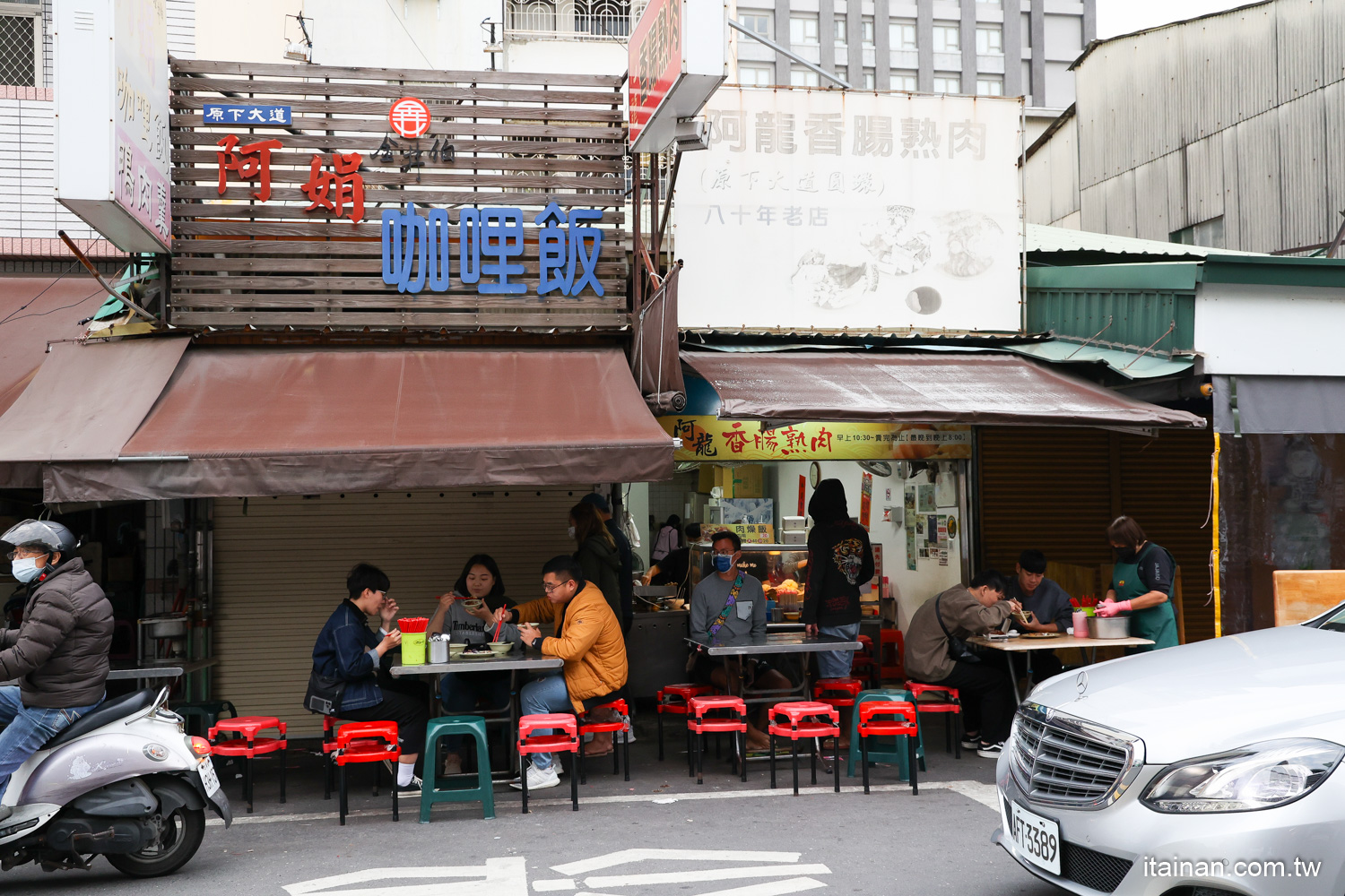 來台南一定要品嘗府城獨特的飲食文化『香腸熟肉』（Ian-chhiân se̍k-bah）賣得不只香腸也不只熟肉!台南超過八十年的老店「阿龍香腸熟肉」