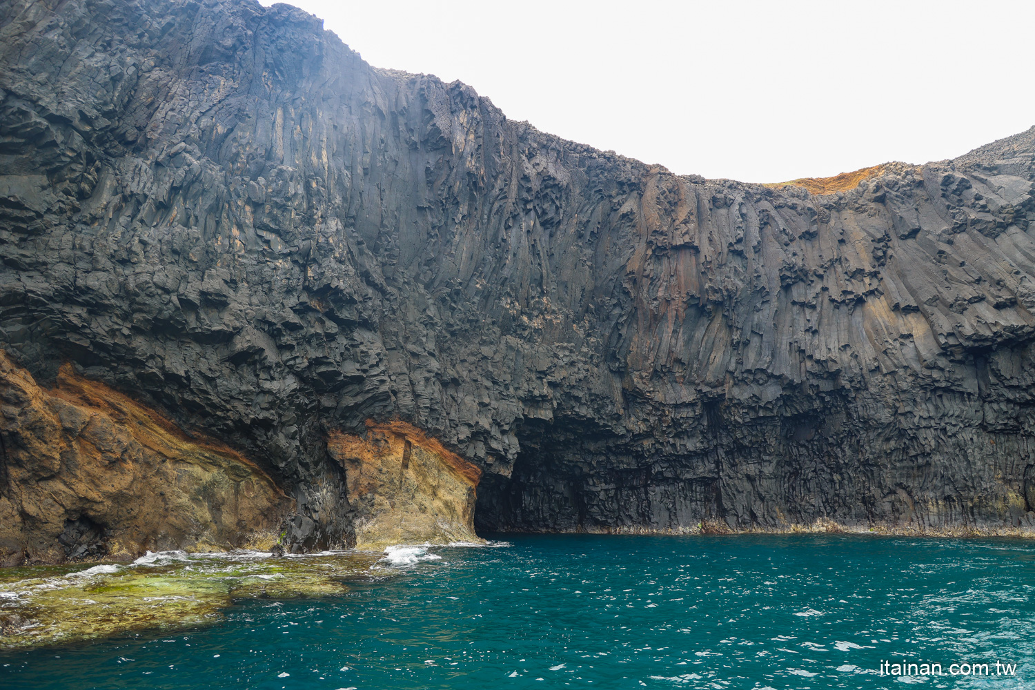 澎湖「春之賞鷗季」南海跳島賞鷗遊程~七美島/東吉嶼/南方四島追燕鷗、澎湖藍洞秘境、雙心石滬一次看!