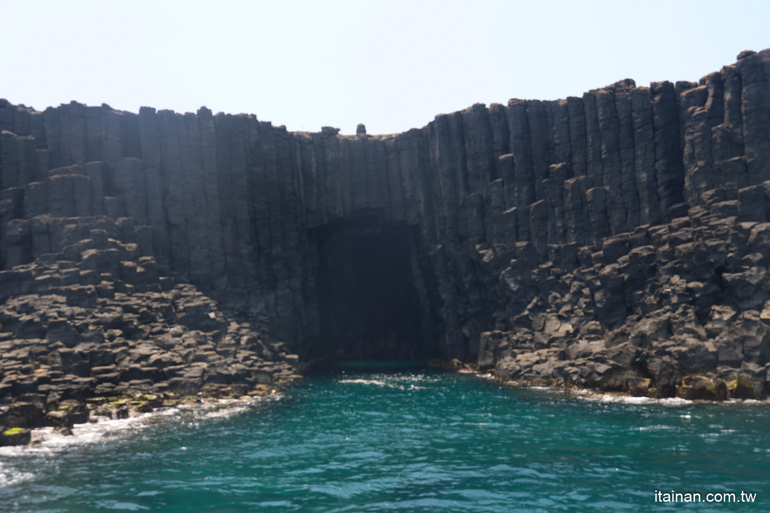 澎湖「春之賞鷗季」南海跳島賞鷗遊程~七美島/東吉嶼/南方四島追燕鷗、澎湖藍洞秘境、雙心石滬一次看!