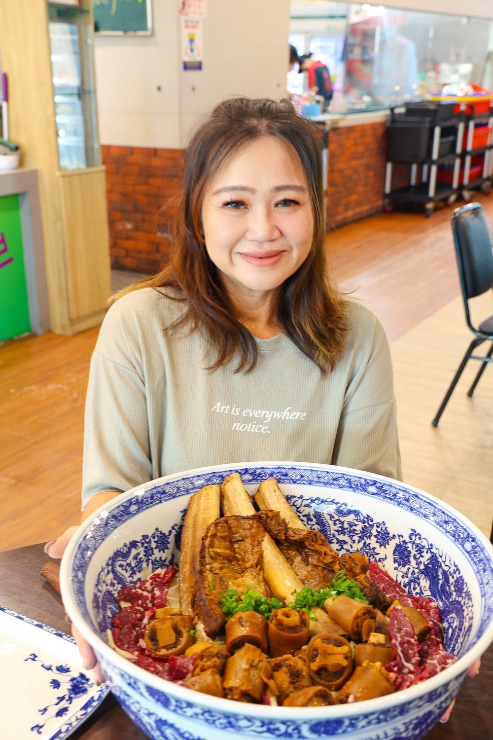 超狂!全台最大~一碗15公斤重巨無霸牛肉麵~帶骨台塑牛小排、牛尾巴、溫體牛肉一次吃!「鴻品牛肉湯」市政府店｜台南牛肉湯