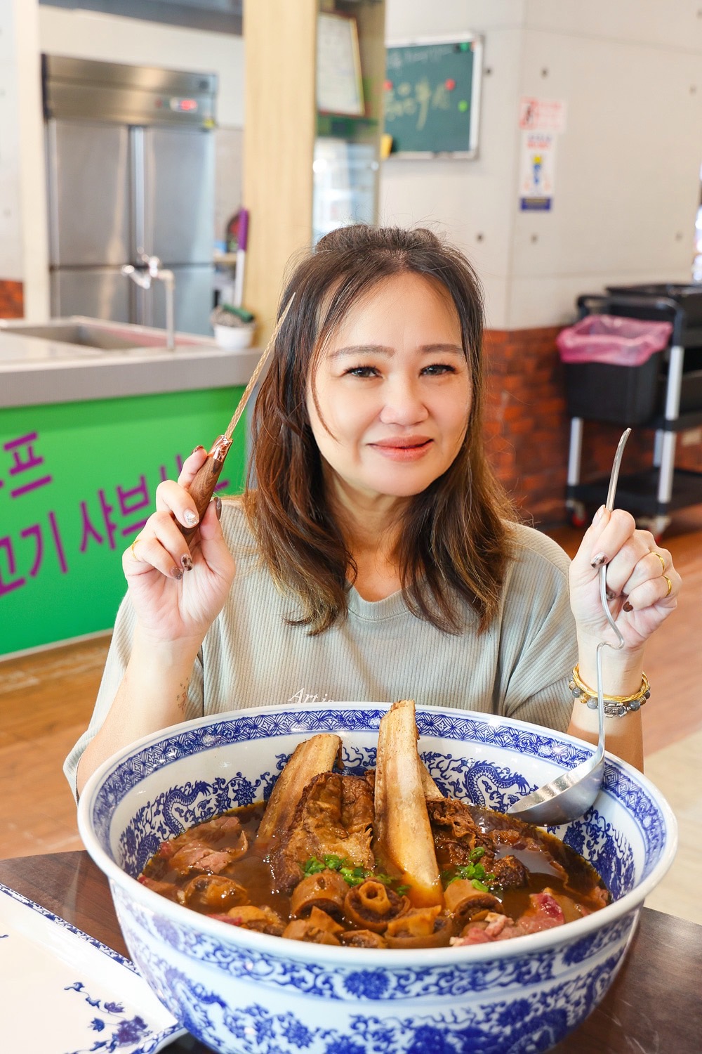 超狂!全台最大~一碗15公斤重巨無霸牛肉麵~帶骨台塑牛小排、牛尾巴、溫體牛肉一次吃!「鴻品牛肉湯」市政府店｜台南牛肉湯