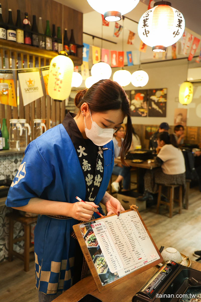 秒到日本~在日式居酒屋裡吃道地重慶烤魚、老罈酸菜烤魚、串燒烤物、熱炒，氛圍感滿滿!台南超人氣「魚小二串燒酒場」只營業晚上想吃先訂位