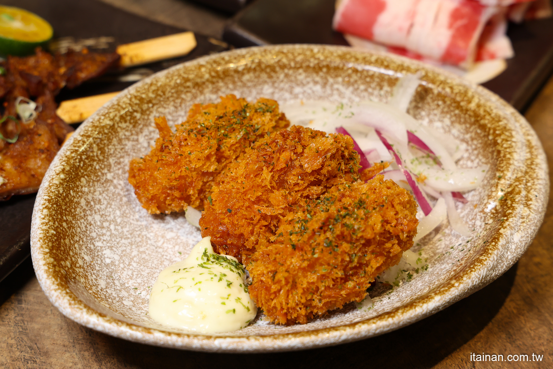 秒到日本~在日式居酒屋裡吃道地重慶烤魚、老罈酸菜烤魚、串燒烤物、熱炒，氛圍感滿滿!台南超人氣「魚小二串燒酒場」只營業晚上想吃先訂位