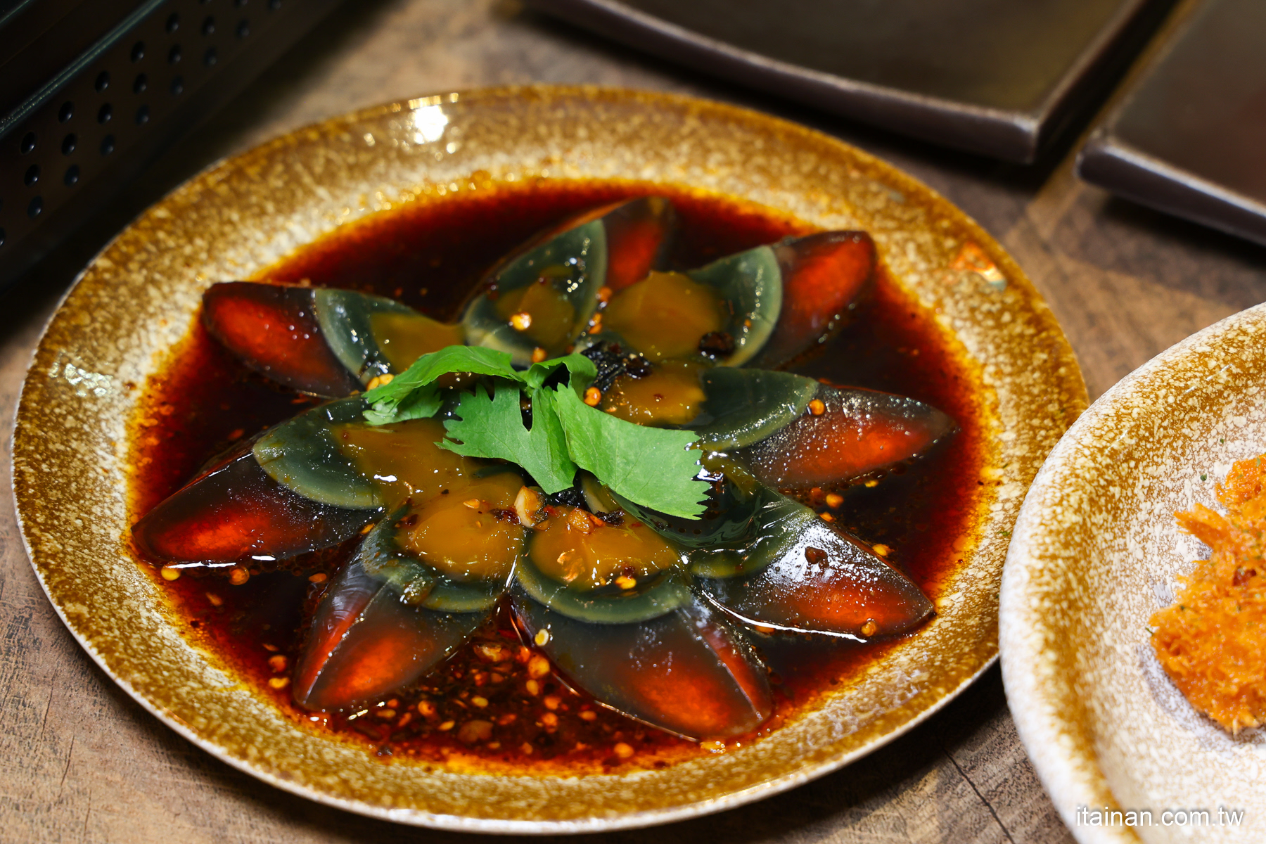 秒到日本~在日式居酒屋裡吃道地重慶烤魚、老罈酸菜烤魚、串燒烤物、熱炒，氛圍感滿滿!台南超人氣「魚小二串燒酒場」只營業晚上想吃先訂位