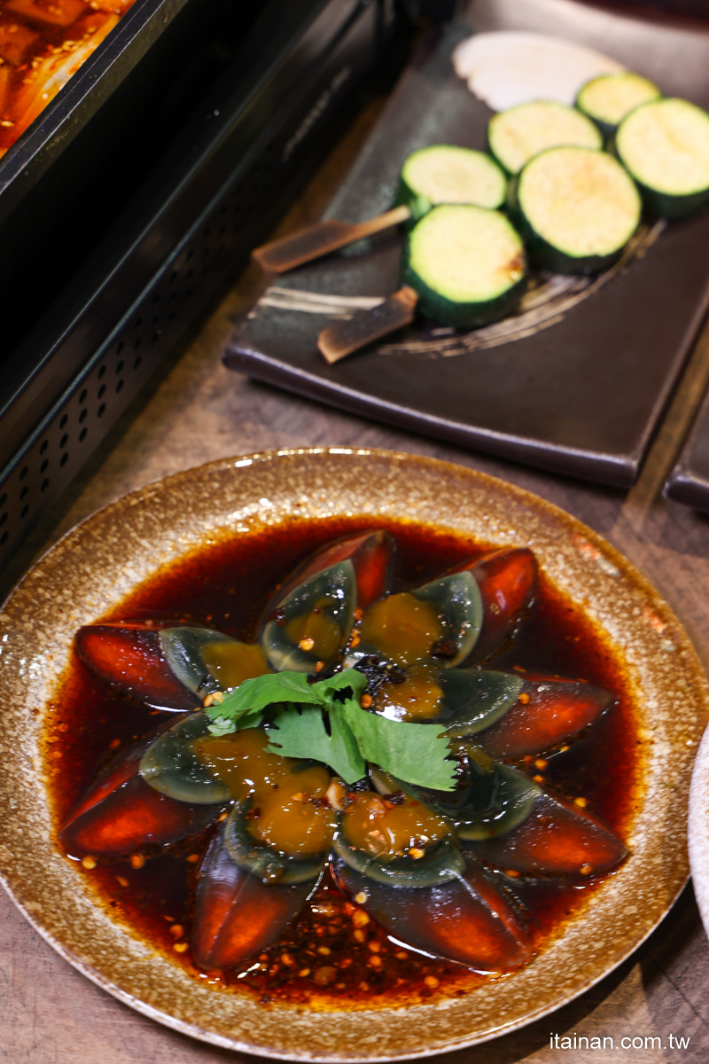 秒到日本~在日式居酒屋裡吃道地重慶烤魚、老罈酸菜烤魚、串燒烤物、熱炒，氛圍感滿滿!台南超人氣「魚小二串燒酒場」只營業晚上想吃先訂位