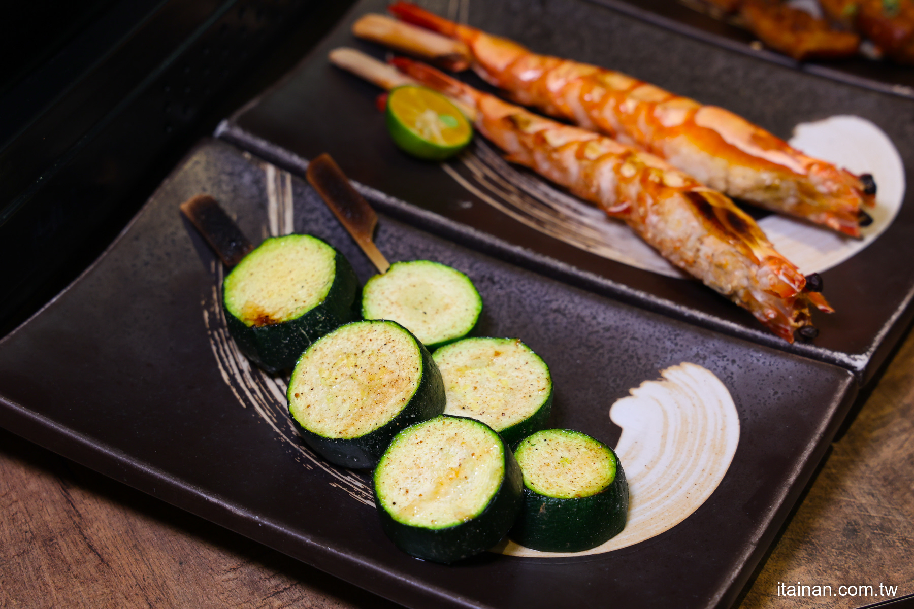 秒到日本~在日式居酒屋裡吃道地重慶烤魚、老罈酸菜烤魚、串燒烤物、熱炒，氛圍感滿滿!台南超人氣「魚小二串燒酒場」只營業晚上想吃先訂位