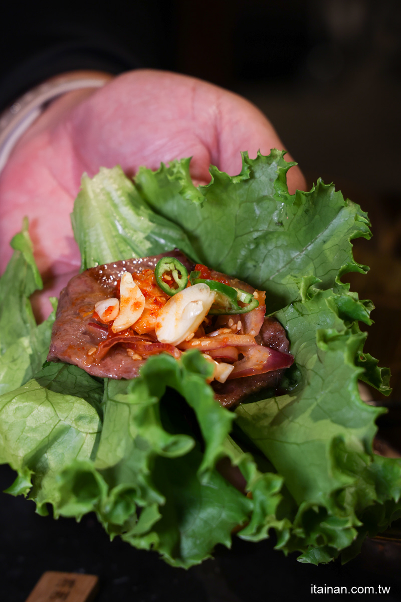 今天偽出國吃道地韓式燒肉!封存活蟹鮮甜味『活醃醬蟹』根本偷飯賊、壽星送A5和牛紐約客，用餐享韓式小菜無限吃「慕十里韓式燒肉」台南燒肉｜和牛燒肉｜專人代烤