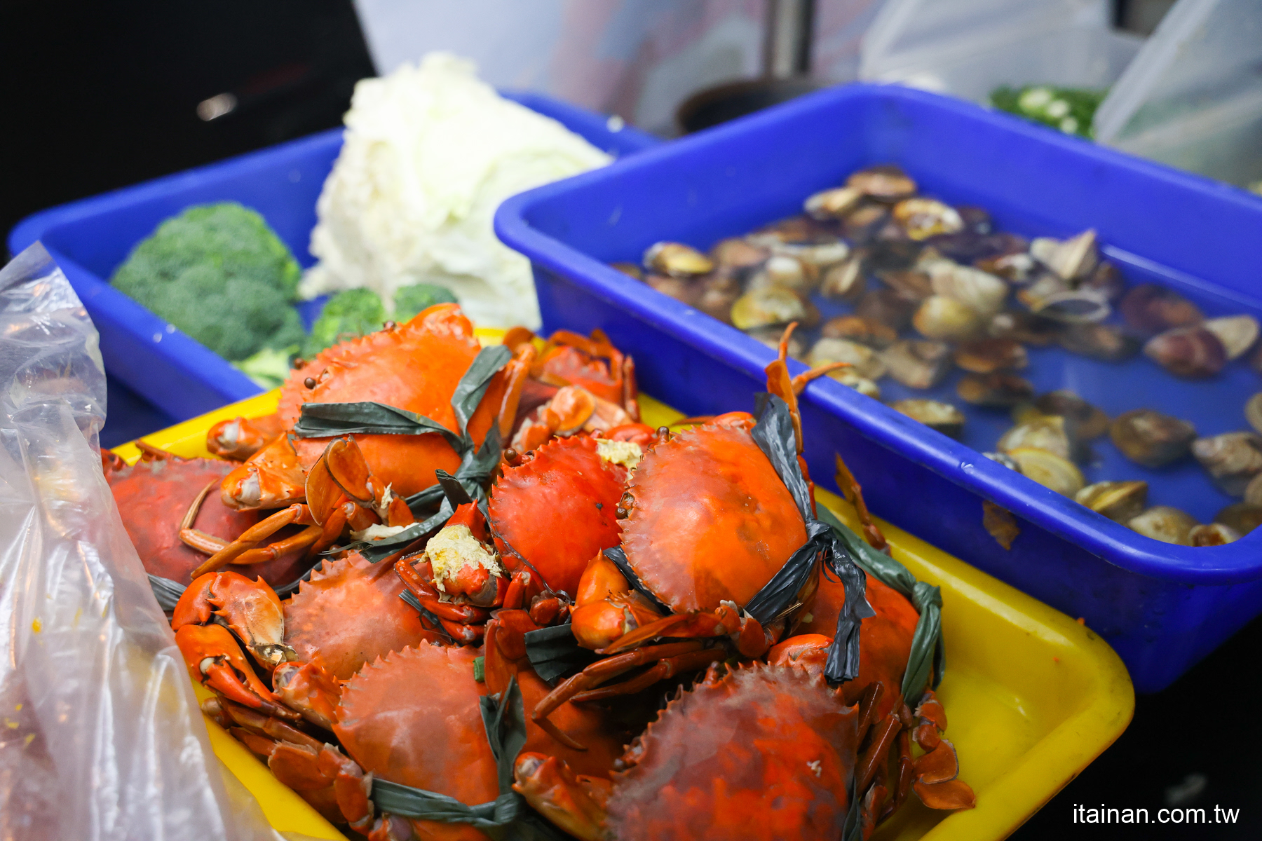 150元料超多烏魚子炒飯在這裡!限量野生紅蟳海鮮粥想吃要碰運氣、虱目魚肉飯70元銅板價!台南國華街必吃「順慶海鮮粥麵」