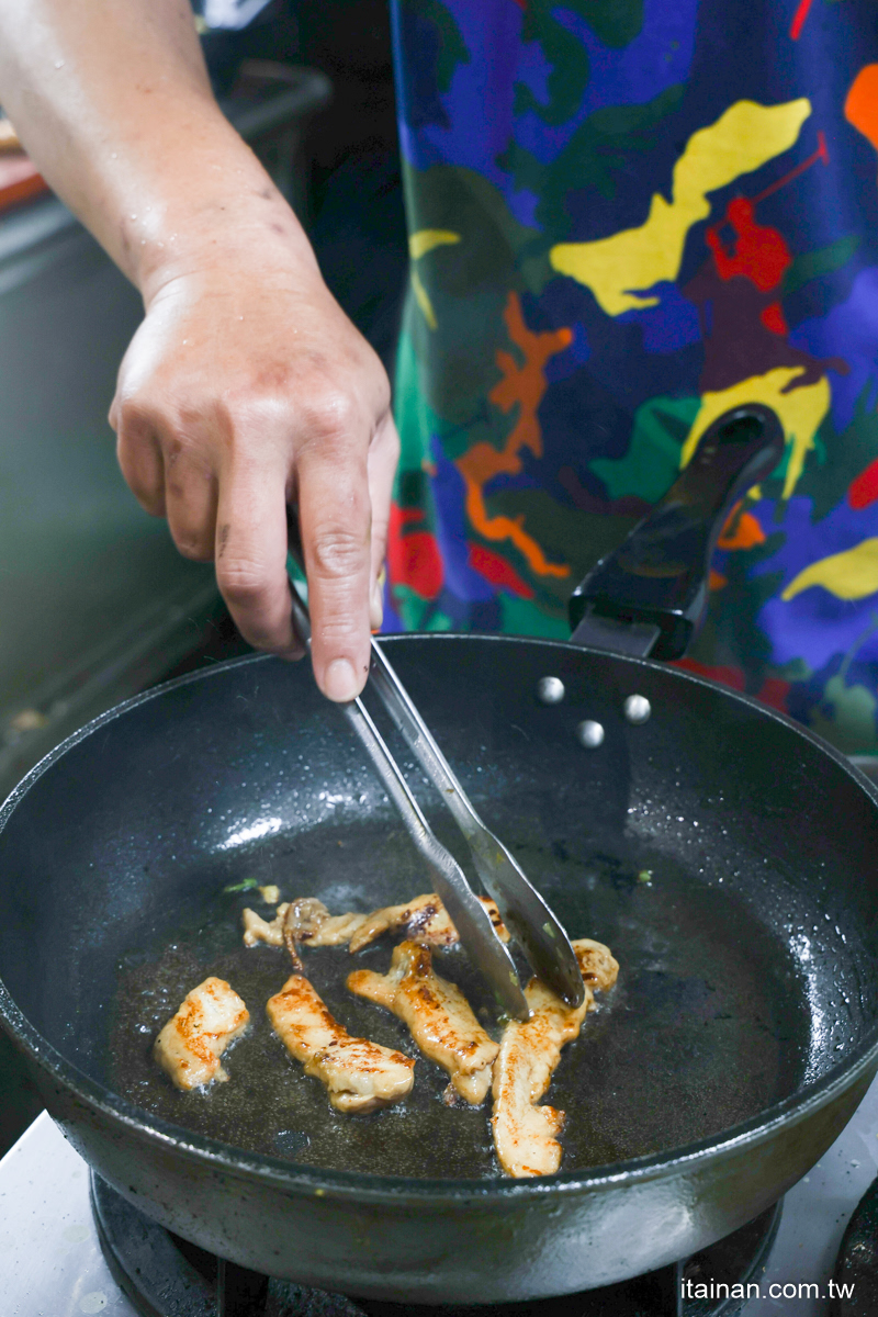 150元料超多烏魚子炒飯在這裡!限量野生紅蟳海鮮粥想吃要碰運氣、虱目魚肉飯70元銅板價!台南國華街必吃「順慶海鮮粥麵」