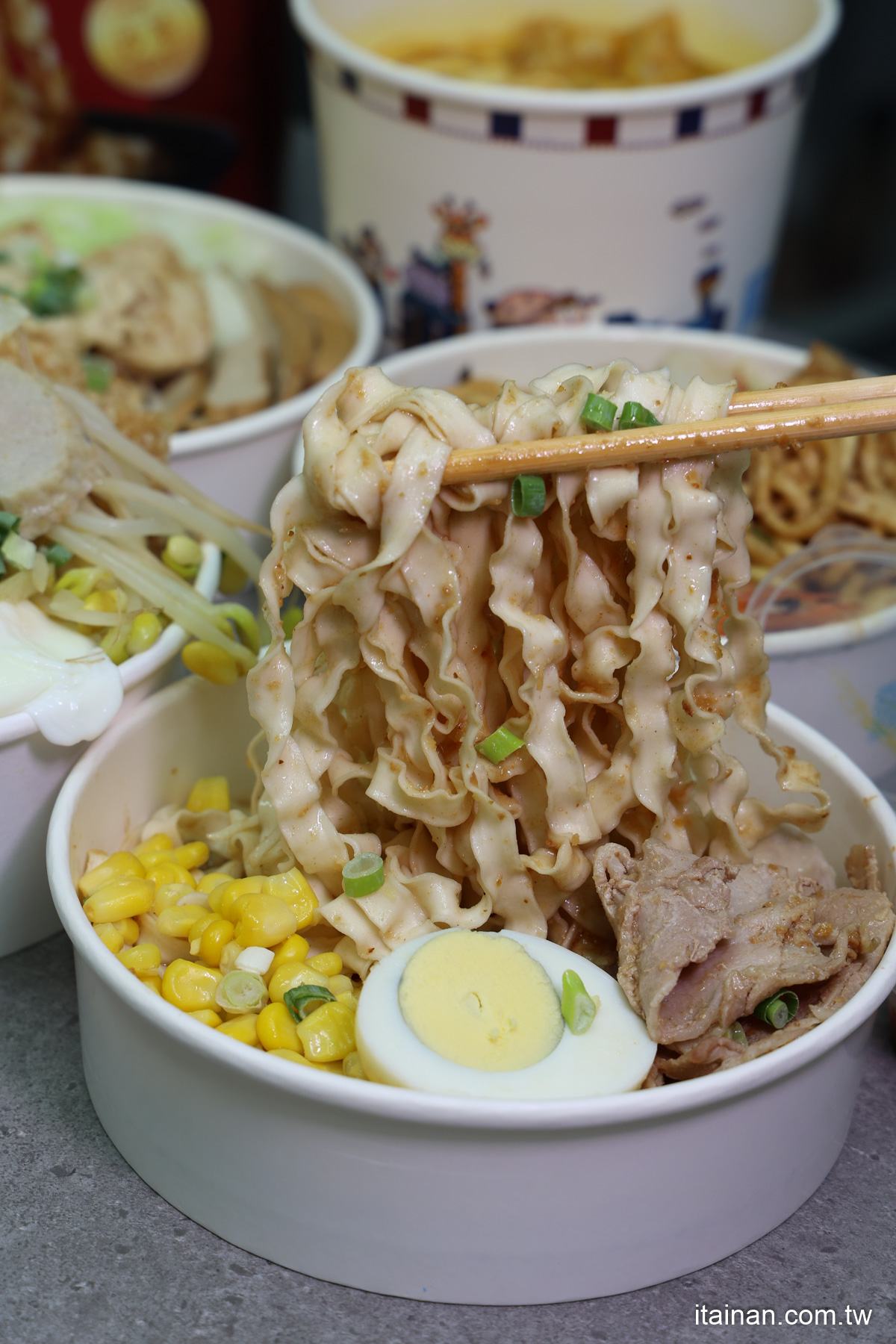 加了很厲害的沙茶醬餐點就更美味了~一人獨享的沙茶美味餐盒，銅板價55元起帶了就走!老字號沙茶爐小豪洲旗下新品牌「豪功夫湯煮餐」