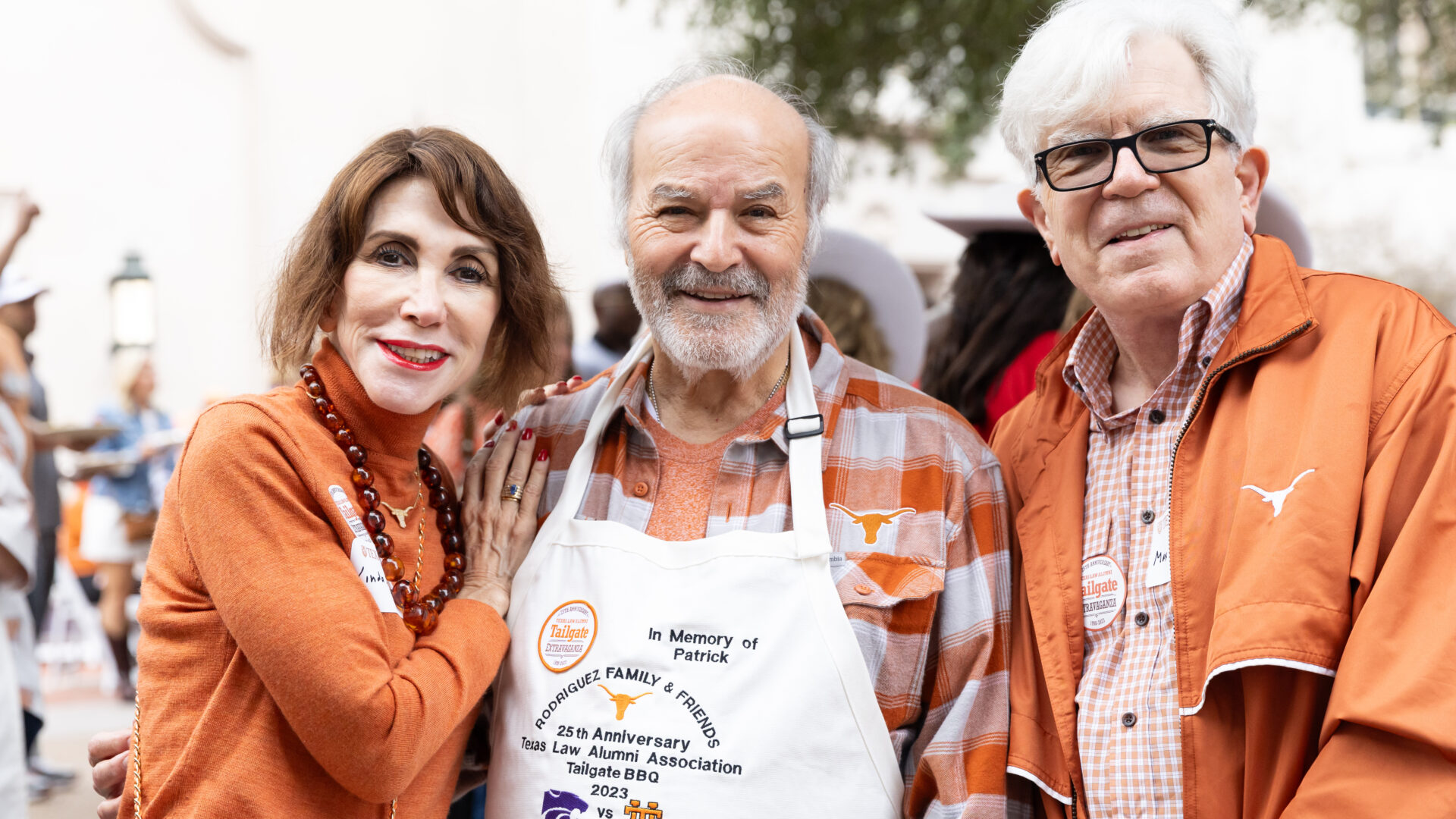 A photo of two alumni at the 2023 Texas Law Tailgate Extravaganza