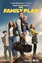 Mark Wahlberg, Michelle Monaghan, Iliana Norris, Vienna Norris, Zoe Colletti, and Van Crosby in The Family Plan (2023)