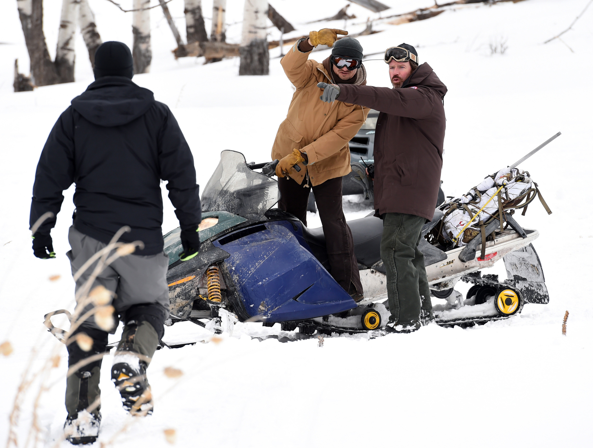 Jeremy Renner and Taylor Sheridan in Wind River (2017)