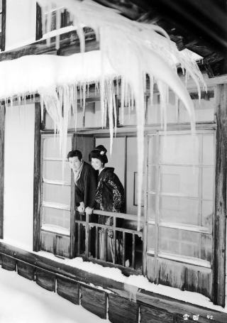 Ryô Ikebe and Keiko Kishi in Snow Country (1957)