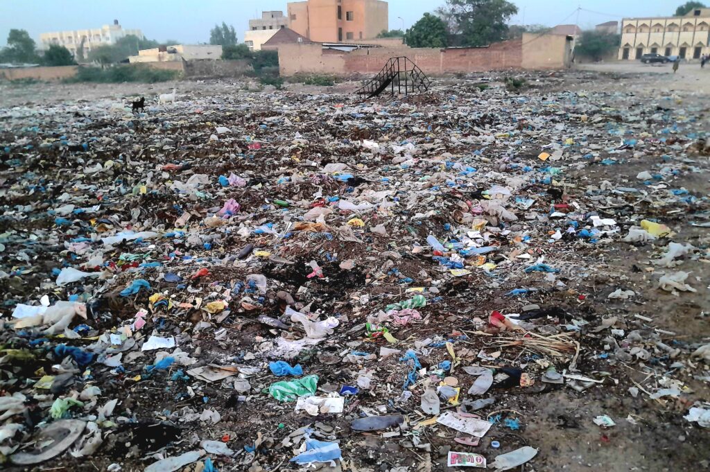 Article : Tchad : N’Djamena, capitale engouffrée par les déchets plastiques