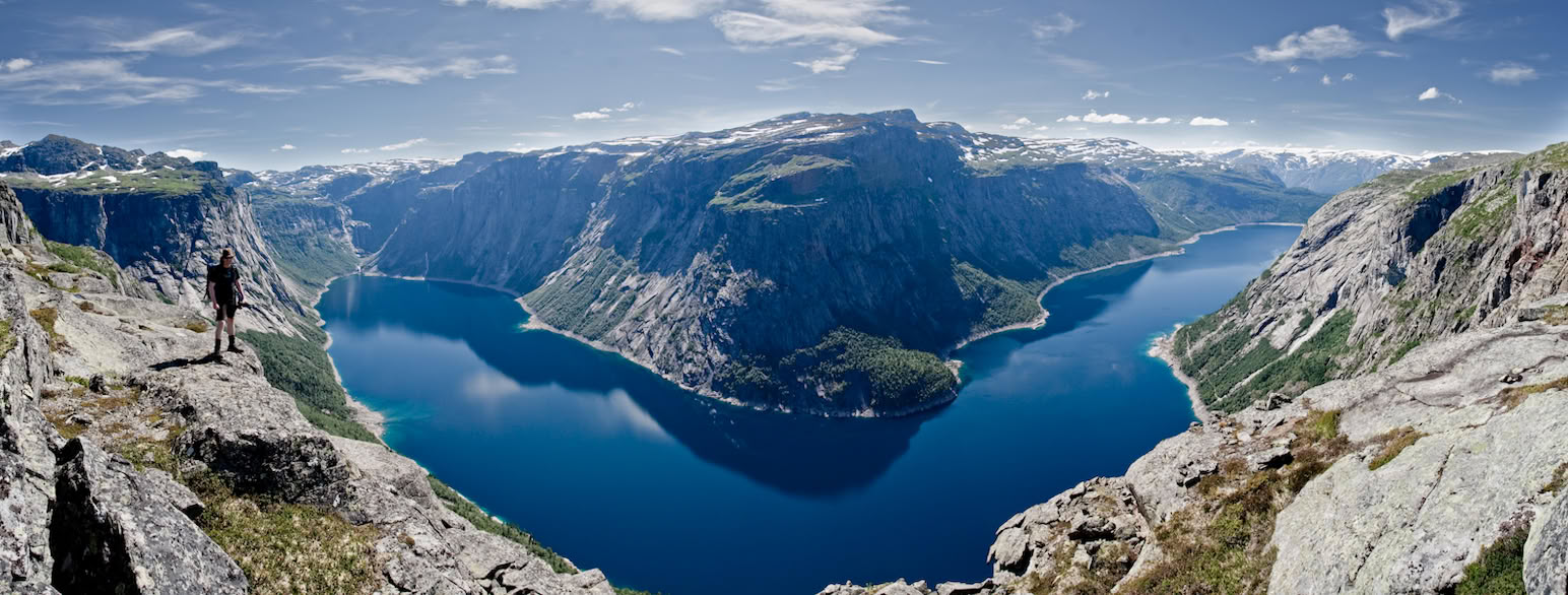 utsikt over vann og fjell