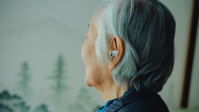 「AirPods Pro 2」のヒアリング補助はどのくらい有能？ 80代の祖母と試してみた