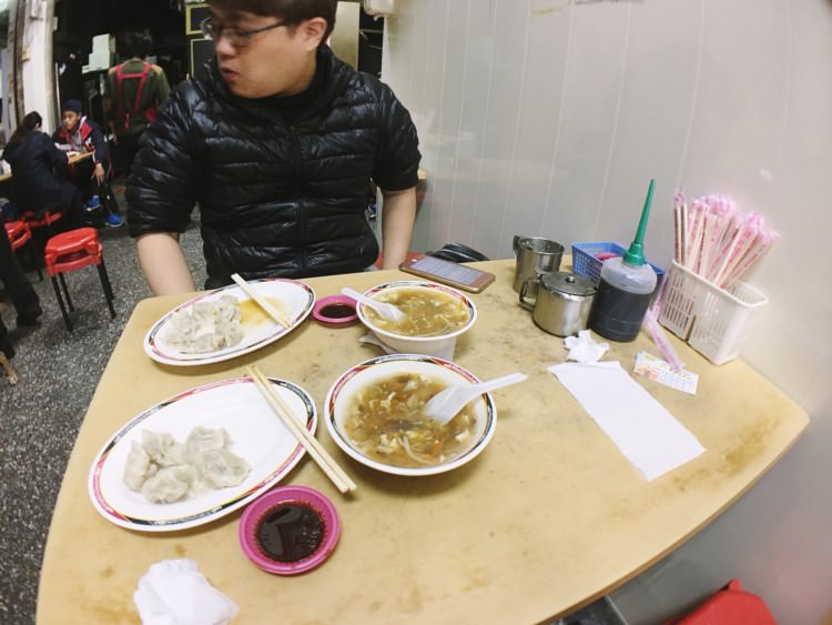 台中西區美食【向上水餃/正老店】水餃一粒只要2.5元！手工現包專賣店．向上市場/中美街小吃