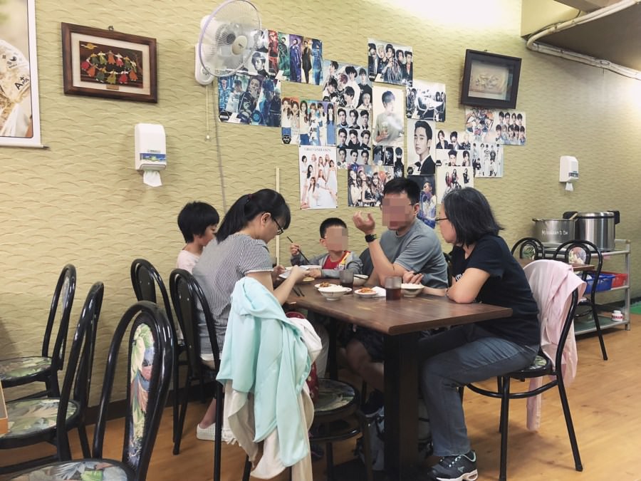 台中西區美食【韓石屋】韓國石頭火鍋專門店！石鍋料理．向上市場平價韓式料理餐廳！可外送/飲料無限暢飲