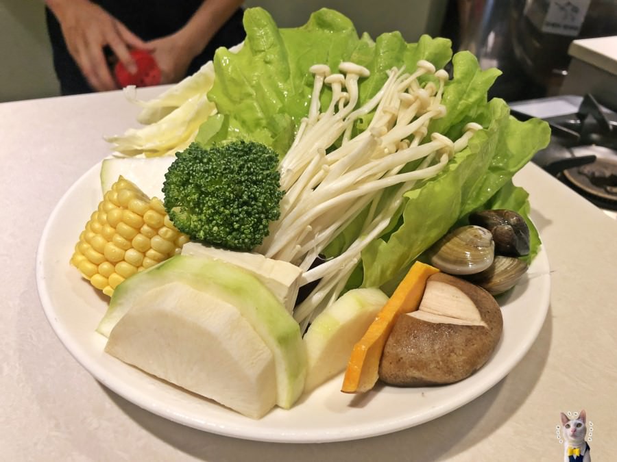 台中西區美食【生 Shabu Shabu 火鍋】涮涮鍋．日式風味．凌晨宵夜場．自製沾醬好涮嘴．海陸鍋/麻油雞/海鮮鍋