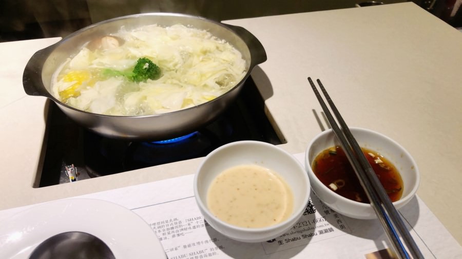 台中西區美食【生 Shabu Shabu 火鍋】涮涮鍋．日式風味．凌晨宵夜場．自製沾醬好涮嘴．海陸鍋/麻油雞/海鮮鍋