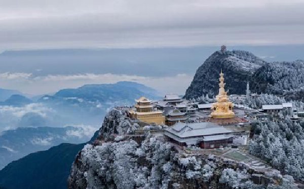 峨眉山初雪