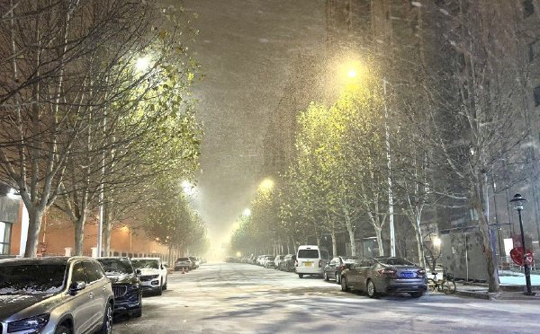 北京迎2024年入冬初雪 城市满地银白