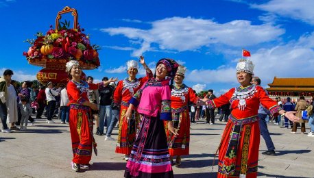 苗族游客天安门翩翩起舞 庆祝新中国75周年华诞