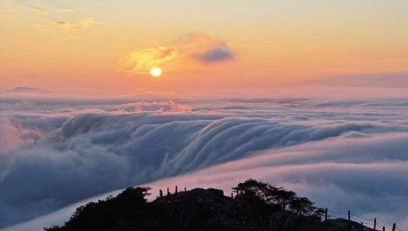 江西吉安：云海“流淌”鹰盘山山脊间 飘逸如轻纱