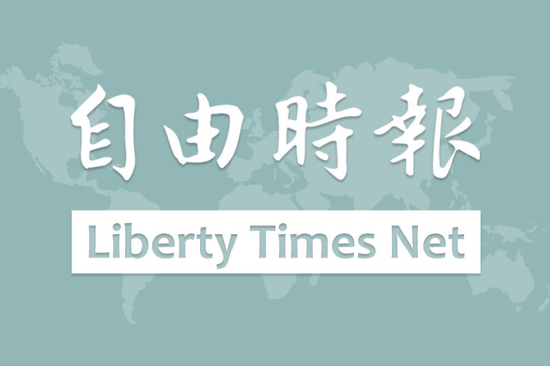 小作家們一一捧著共100本的著作交給市圖總館館長潘政儀（右一），希望拋磚引玉、帶動偏鄉學童更多不同學習與成就的可能性。（記者張忠義攝）