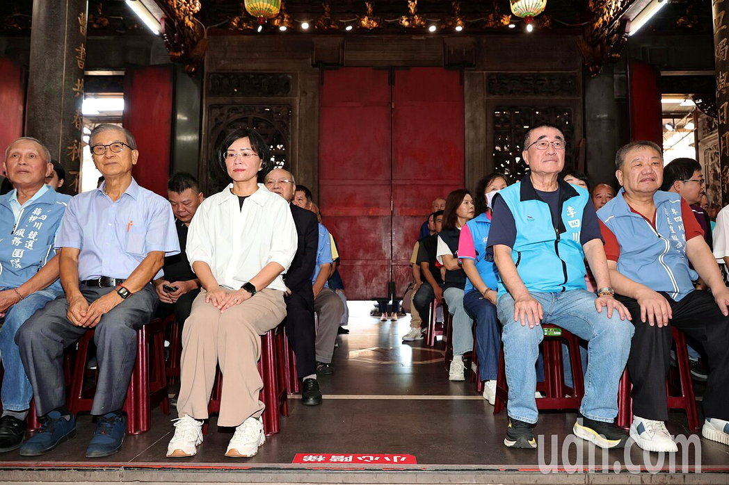 民進黨新北市長參選人蘇巧慧(左三)、國民黨新北市長參選人李四川(右二)今天同台出... 民進黨新北市長參選人蘇巧慧(左三)、國民黨新北市長參選人李四川(右二)今天同台出...