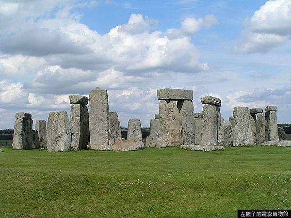 800px-Stonehenge_Total