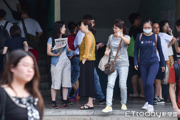 ▲▼107年大學指定考科考試,大學指考,考生,考場,陪考,家長,教育,升學壓力,考試,青少年,學生,多元入學。（圖／記者李毓康攝）