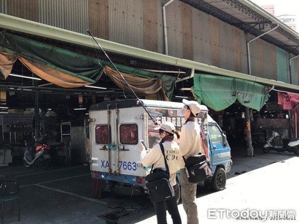 ▲疾管署防疫人員仔細檢視金獅湖市場天溝，確保無「隱藏性孳生源」。（圖／疾管署提供）