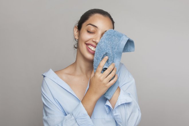 Девушка вытирает лицо полотенцем, Жара