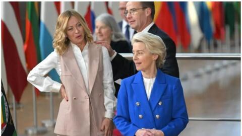 La présidente du Conseil italien, Giorgia Meloni (à g.), et Ursula von der Leyen (à dr.), à Bruxelles, le 16 octobre 2024.