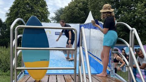 Un simulateur de surf est installé dans la fan zone de La Courneuve, au nord de Paris.