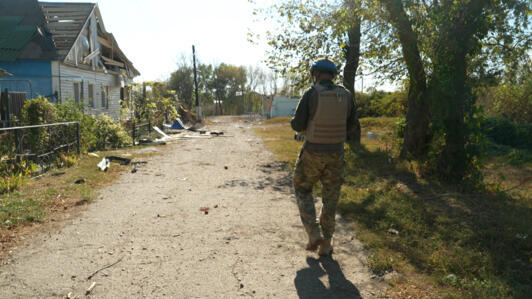 Представитель украинской военной комендатуры Алексей Дмитрашковский в одном из сел Курской области, находящемся под контролем ВСУ.