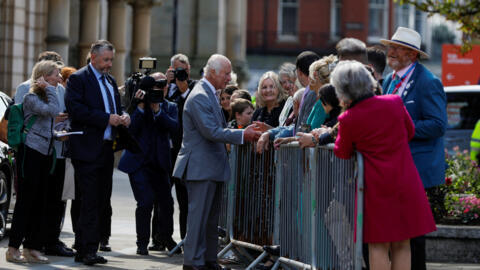 O rei Charles III encontra pessoas afetadas e familiares das vítimas do ataque em Southport, Reino Unido, em 20 de agosto de 2024.