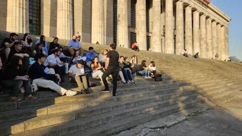 Estudantes de Direito protestam com aulas na porta da faculdade