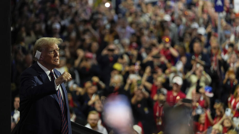 El candidato presidencial republicano, el expresidente Donald Trump, gesticula a su llegada a la Convención Nacional Republicana, el miércoles 17 de julio de 2024, en Milwaukee.