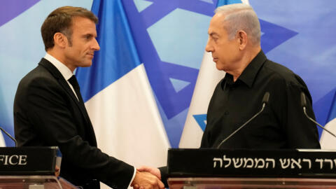 El presidente francés, Emmanuel Macron, estrecha la mano del primer ministro israelí, Benyamin Netanyahu, durante una visita del presidente francés a Jerusalén el 24 de octubre de 2023.