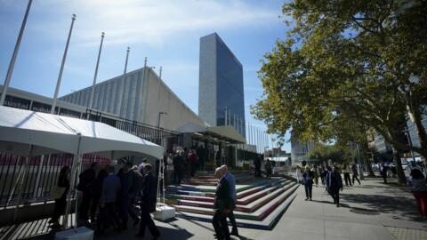 Des personnes arrivent au siège des Nations Unies avant l'Assemblée générale de cette semaine à New York, dimanche 17 septembre 2023.