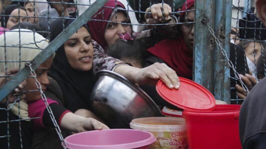 Des réfugiées entassées dans l'attente d'une distribution de denrées alimentaires, le 18 mars 2024 dans le camp de Jabaliya.