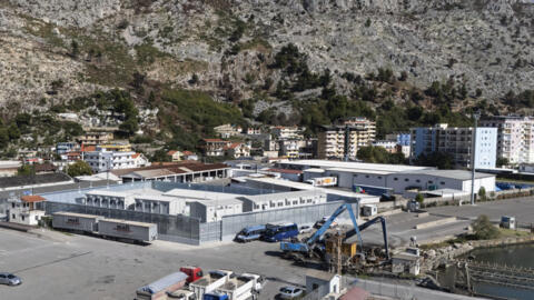 Imagem do centro construído na Albânia que vai receber imigrantes ilegais presos ao tentar desembarcar na Itália