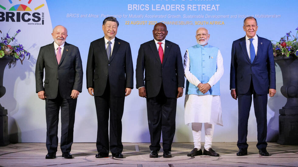 Thượng đỉnh BRICS tại Nam Phi, từ trái sang phải: Tổng thống Brazil Lula da Silva, chủ tịch Trung Quốc Tập Cận Bình, tổng thống Nam Phi, thủ tướng Ấn Độ Narendra Modi và ngoại trưởng Nga Sergei Lavrov, Johannesburg, Nam Phi, ngày 22/08/2023.